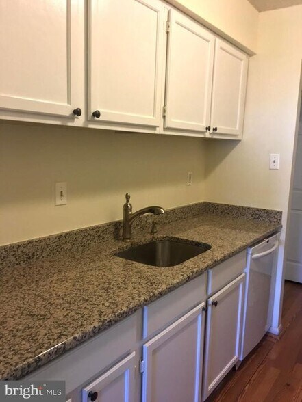 Building Photo - 2410 Pond View Dr