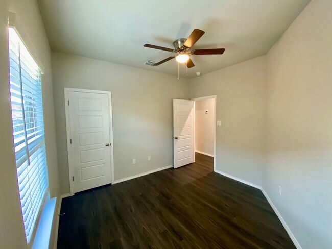 Building Photo - Luxury Duplex 3/2 in New Braunfels