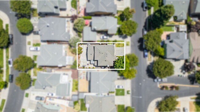 Building Photo - 4162 Piccadilly Ln