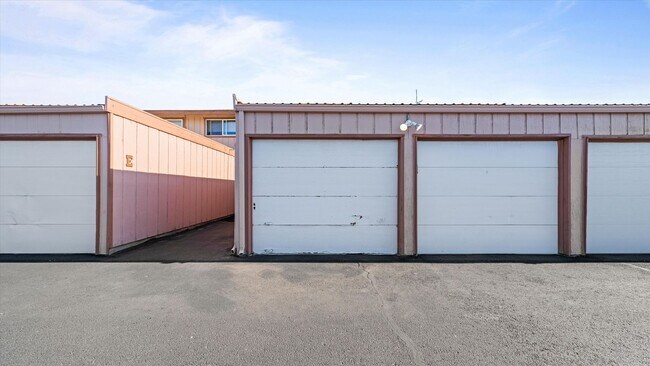 Building Photo - Charming 2-Bed, 1-Bath Condo for Lease at Ivy Club – Low Maintenance Living
