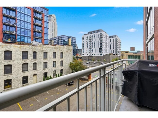 Building Photo - 215 10th Ave S