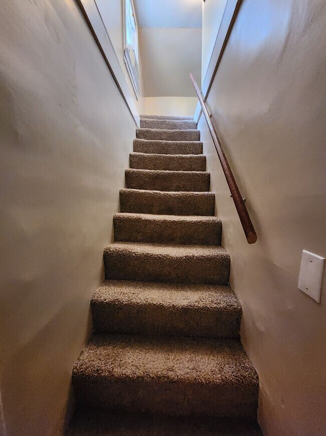 Building Photo - 3 Bedrooms, 1.5 Bath Brick Bungalow with Basement & Large Yard.  Close to UofL.