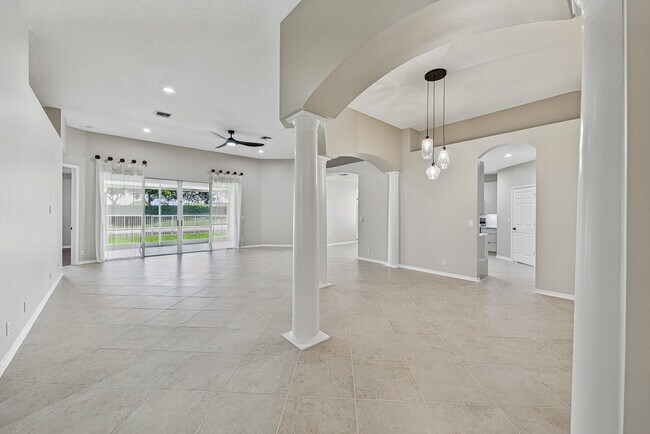 Building Photo - 12325 Cascades Pointe Dr