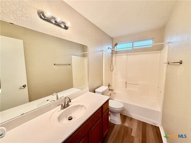 Building Photo - 3203 Viewcrest Dr