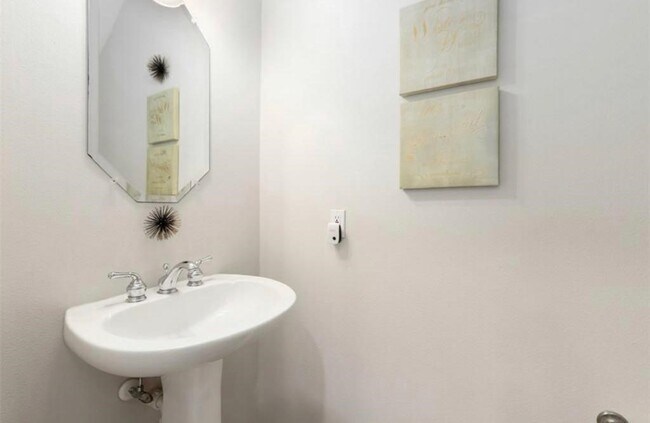 Building Photo - 7150 Windwater Pkwy N