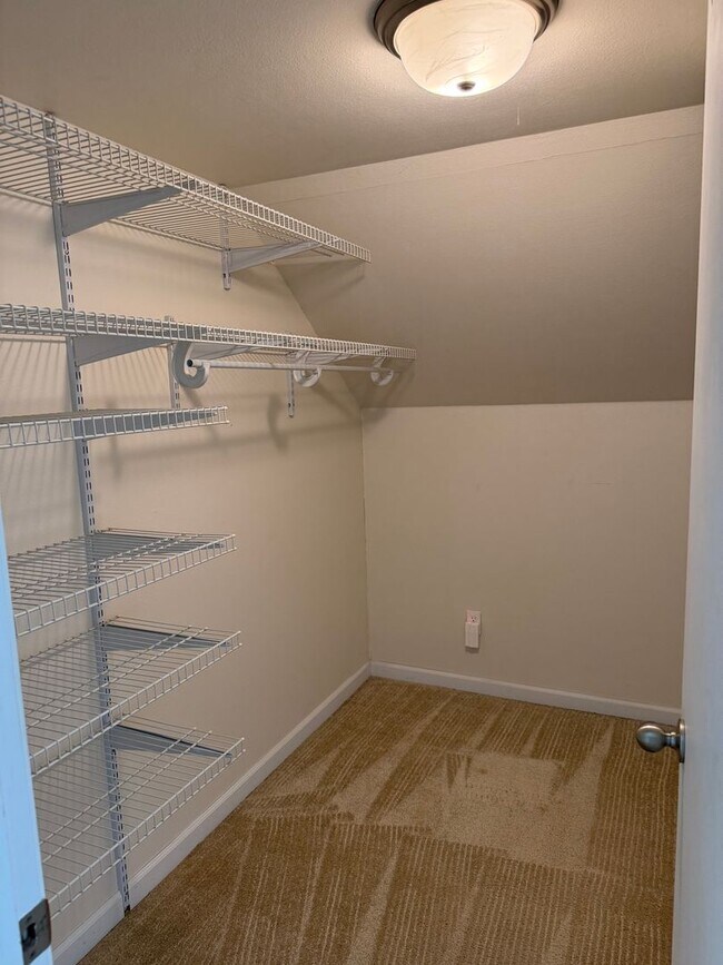 Building Photo - Large updated 2 bedroom 1 bathroom house in Springfield!