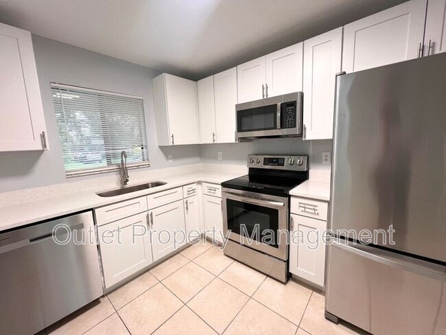 Building Photo - 411 Slumber Ln