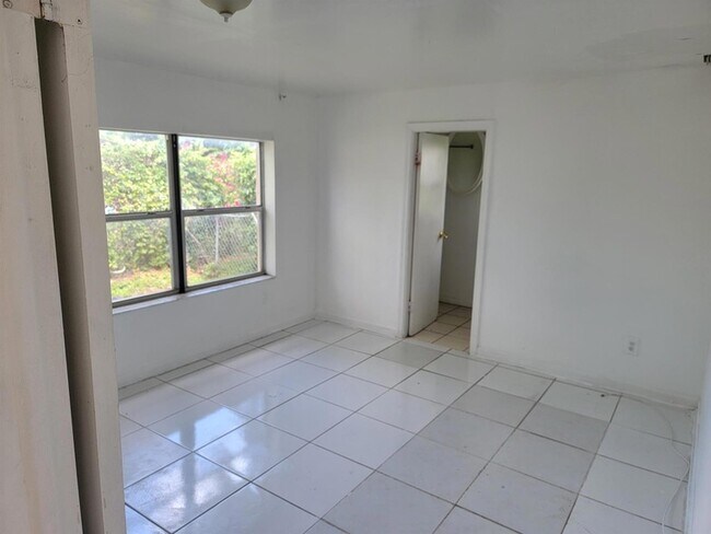 Building Photo - 275 NW 187th St