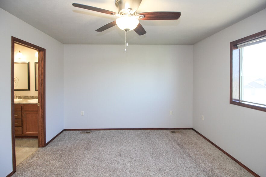 Building Photo - 320 Vernon Dr