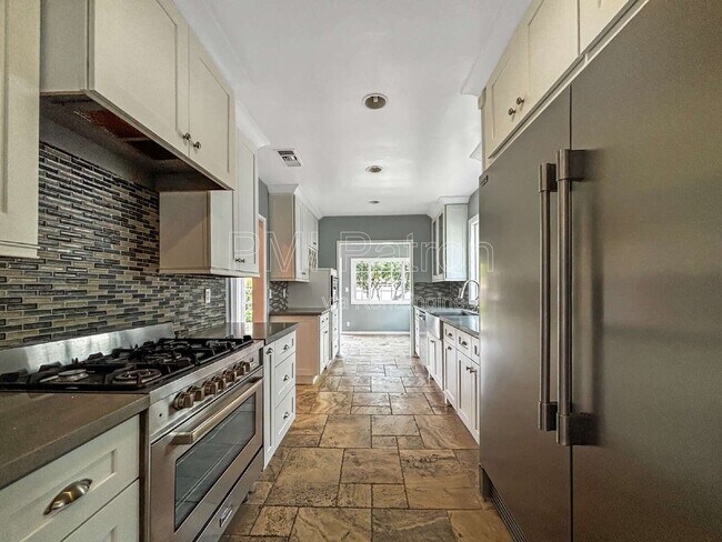 Building Photo - 5147 E Los Flores St