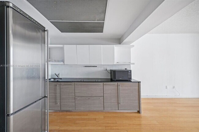 Building Photo - 540 Brickell Key Dr