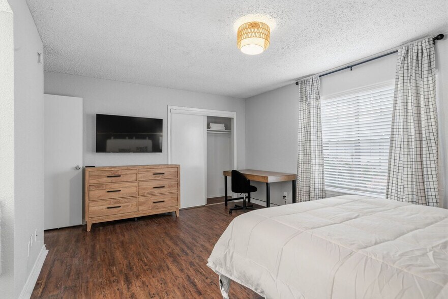 Building Photo - 1307 Wilcrest Dr