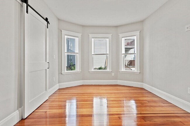 Building Photo - 68 Saxton St