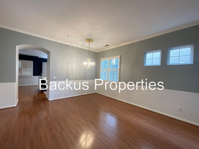 Building Photo - Wonderful four bedroom home close to shopping centers and parks