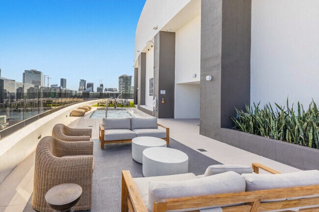 Building Photo - 225 N Miami Ave