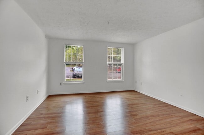 Building Photo - Large 2 Bedroom 2 Bath Ground Floor Condo - ZERO STEPS!