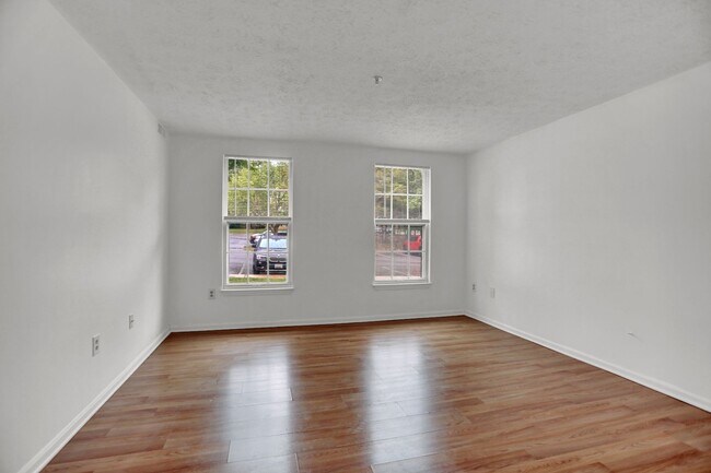 Building Photo - Large 2 Bedroom 2 Bath Ground Floor Condo ...