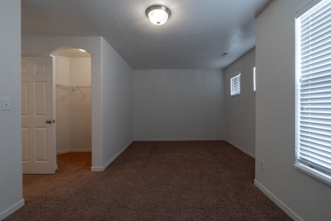 Building Photo - Hidden Valley Townhome For Rent!