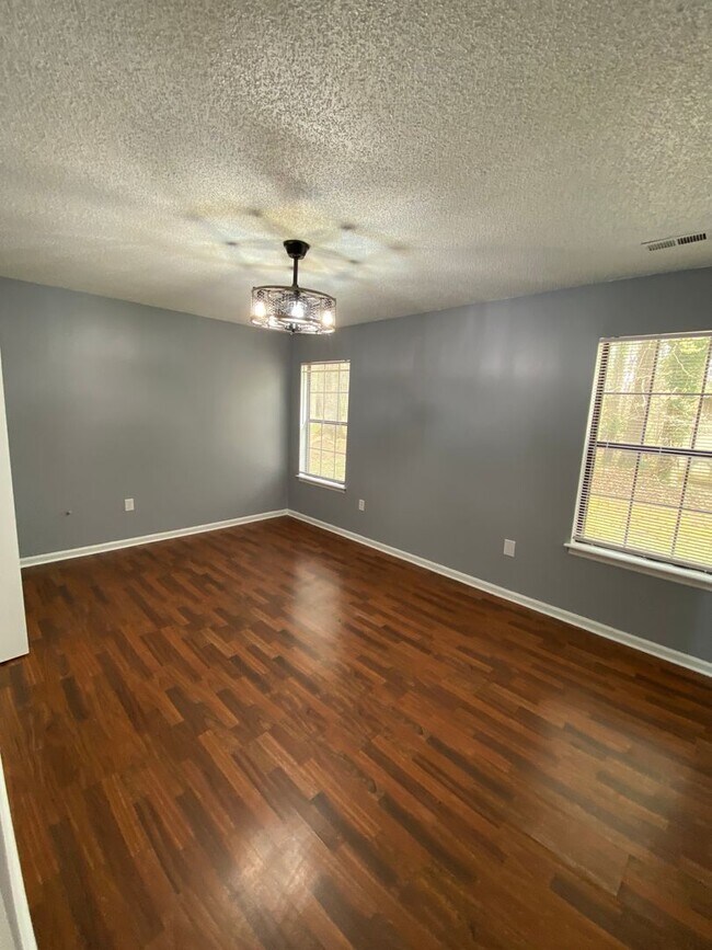 Building Photo - Great, 3-bed / 2 full bath location off th...