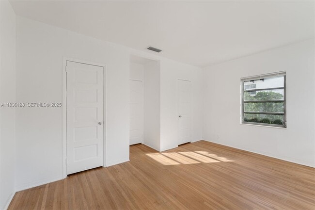 Building Photo - 520 W 51st Terrace