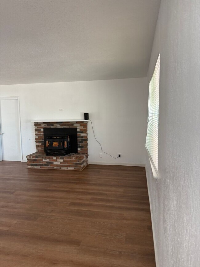 Building Photo - Charming 4-Bedroom Home for Rent in Hesperia, CA!