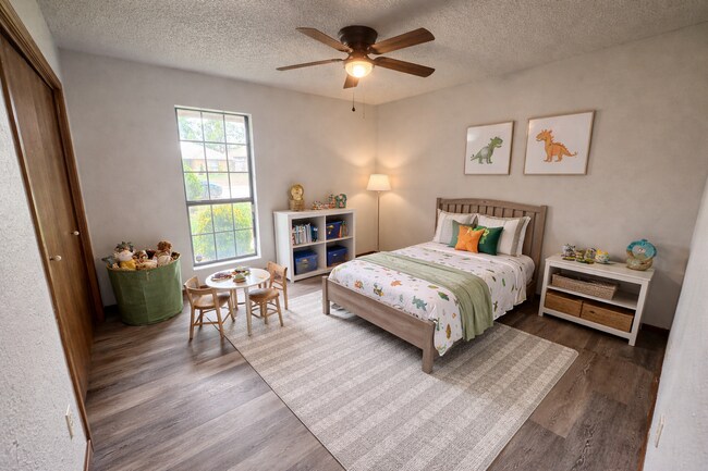 Building Photo - 325 E Parkland Dr