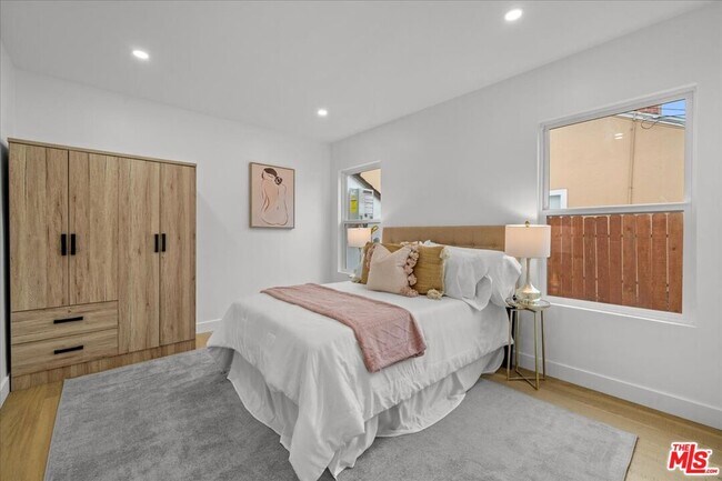 Building Photo - 5815 Saloma Ave