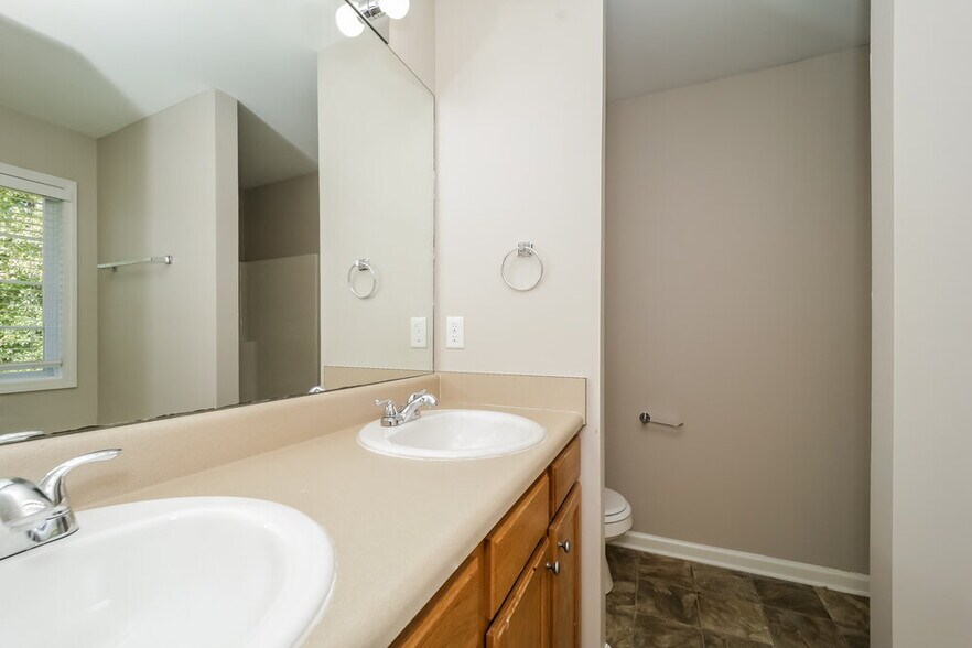 Building Photo - 8131 Vincent Mill Dr