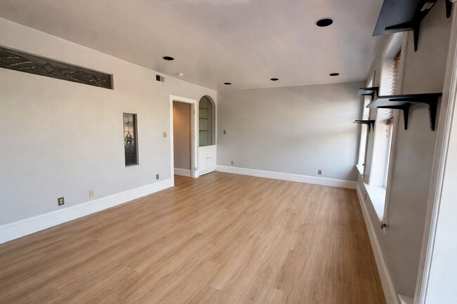 Building Photo - 705 8th St SE