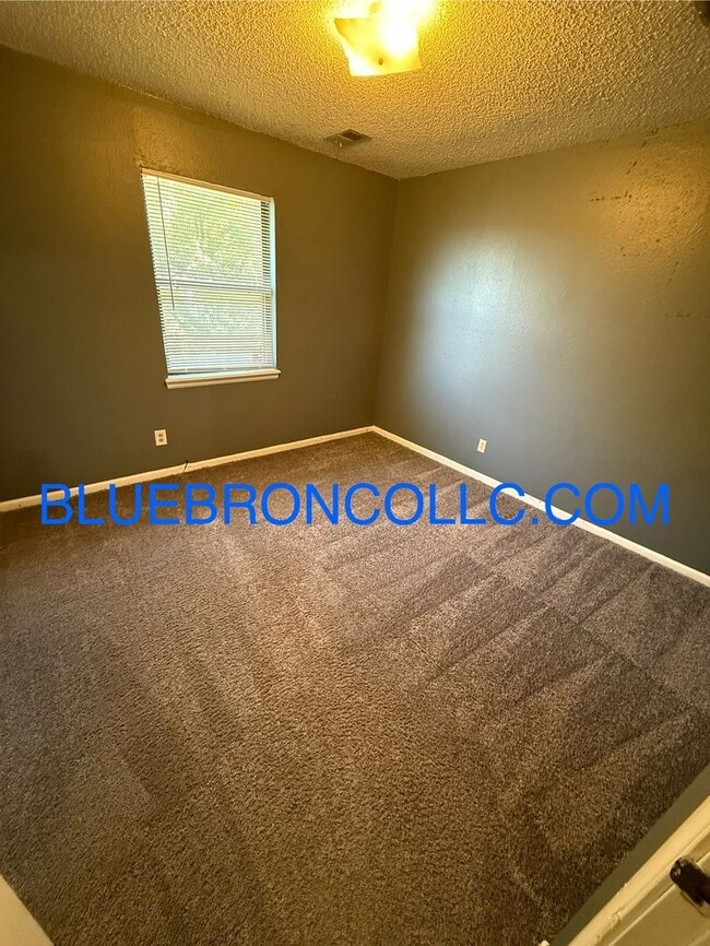 Building Photo - Cute 2 bedroom 1 bathroom home with 1 car garage