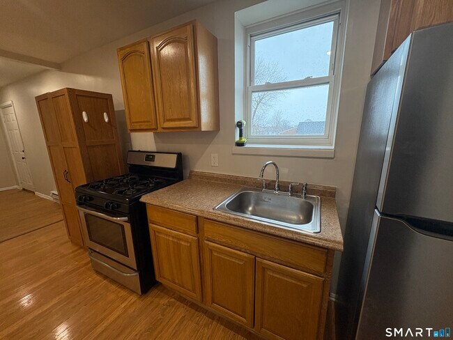 Building Photo - 568 Newfield Ave