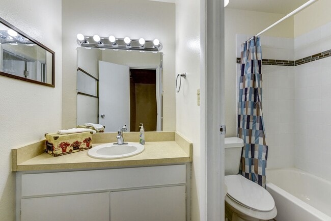 Building Photo - Pre-Leasing August 2026: Great 1 Bed, 1 Ba...