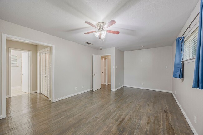 Building Photo - 4 Bedroom, 3 Bath Home Gorgeously Remodeled