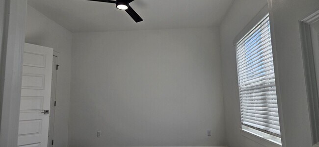 Building Photo - 1378 W Mt Comfort Rd