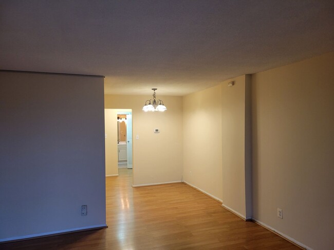 Building Photo - Lovely Studio Condo Unit in Rockville!