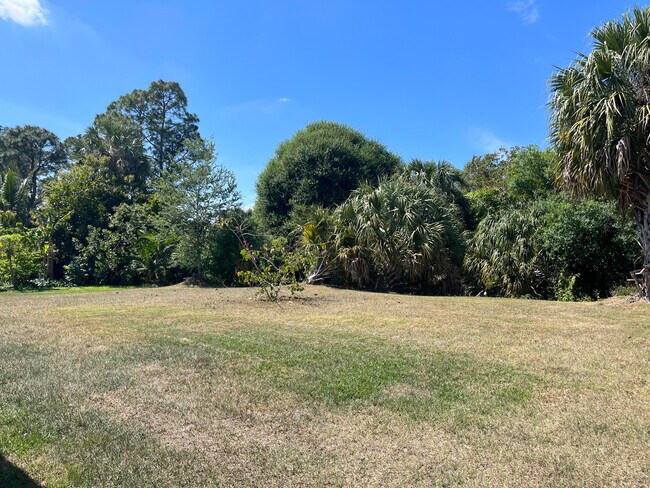 Building Photo - 1133 SW Ingrassina Ave