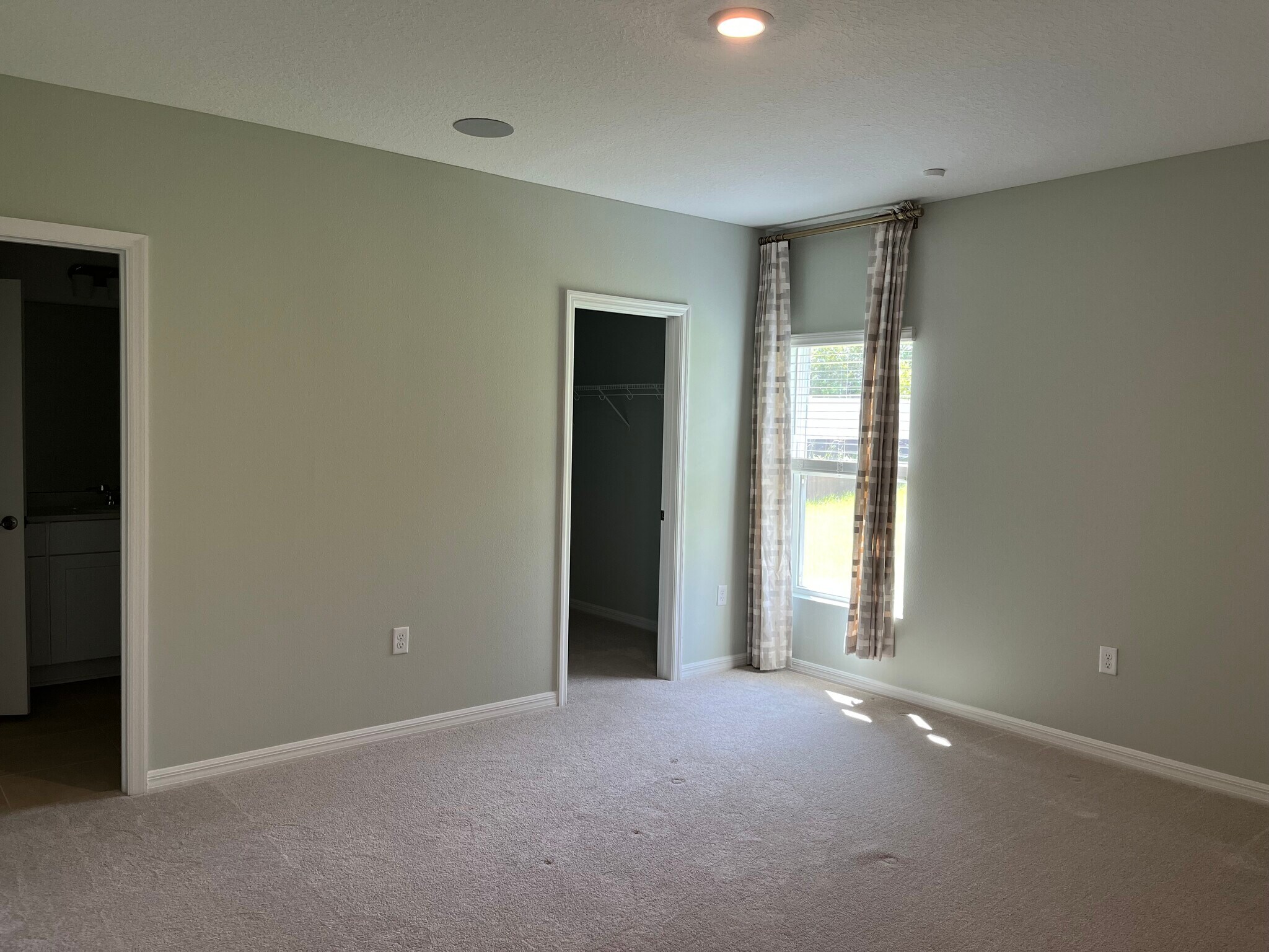 Building Photo - 2068 Rosewood Cir
