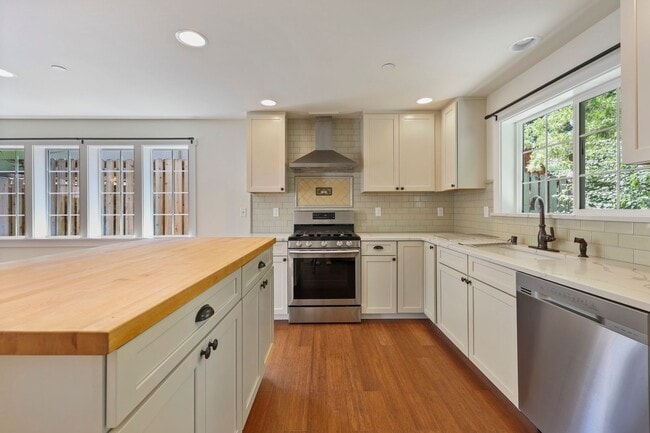 Building Photo - MOVE IN READY NOW! Stylish One-Bedroom A/C...