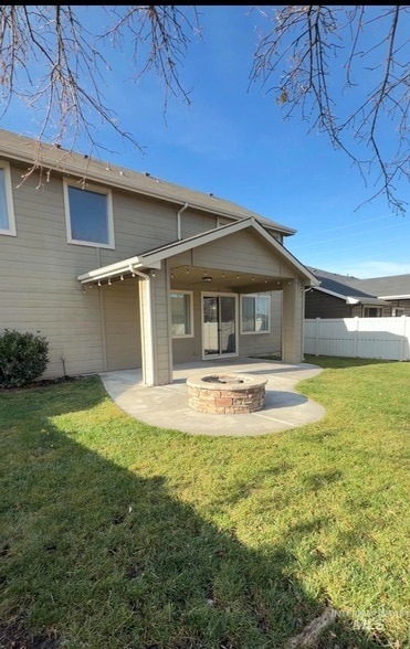 Building Photo - 4678 N Elmstone Ave