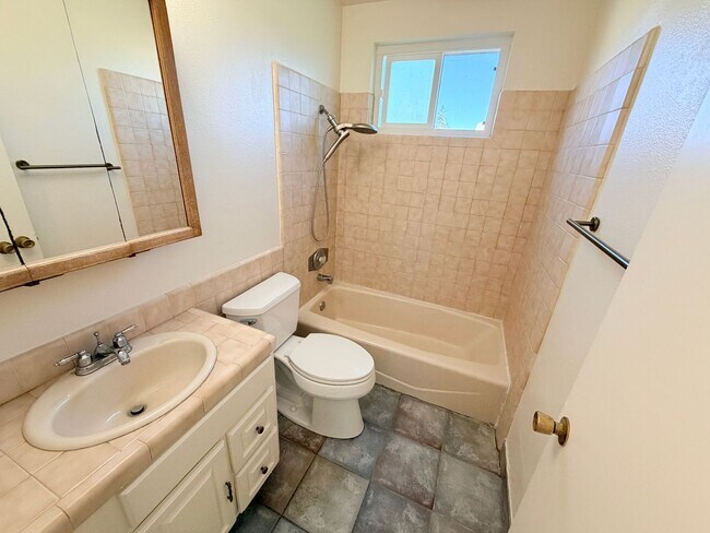 Building Photo - Newly Refreshed 3BD/2BA Home with Spacious Living Areas