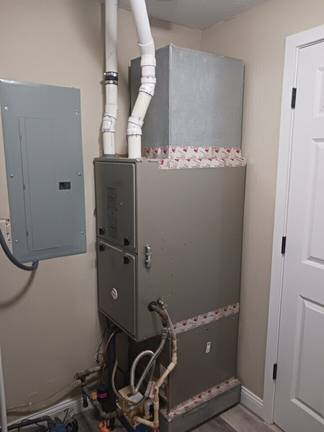 Building Photo - 430 Sara St