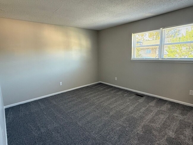 Building Photo - 3 bedroom, 1.5 bath Townhouse