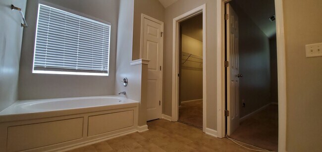 Building Photo - 3 Bedroom Home in North Charlotte