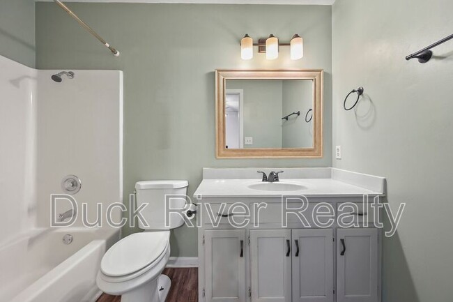 Building Photo - 1712 University Dr