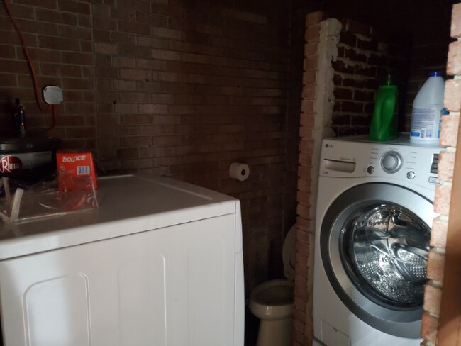 Building Photo - 53 Benton St