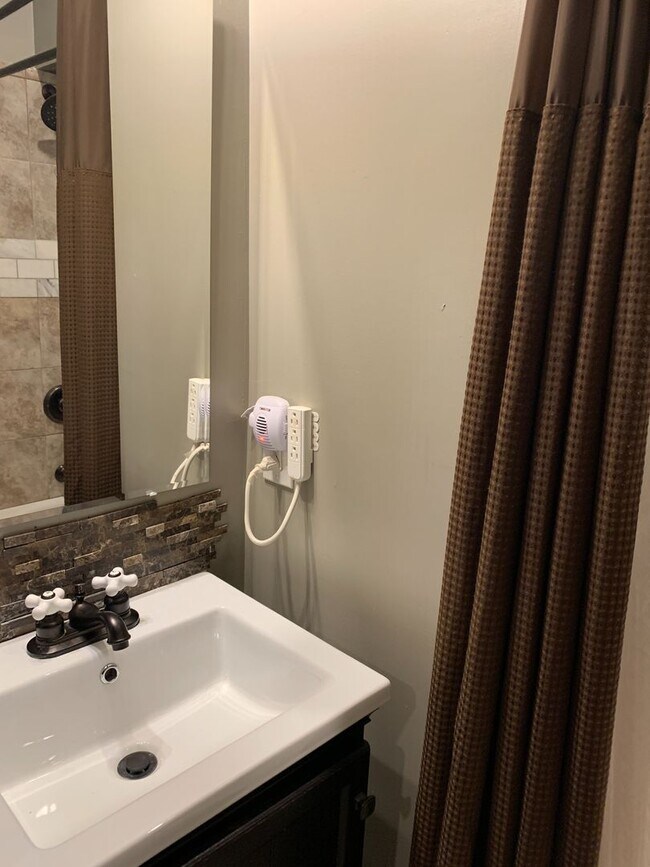 Building Photo - 827 S Braddock Ave