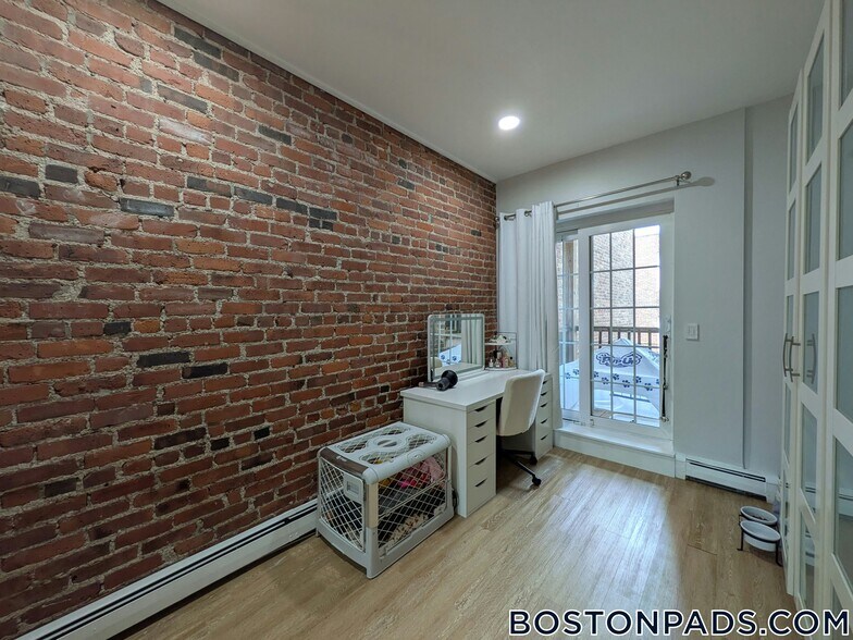Building Photo - 390 Riverway