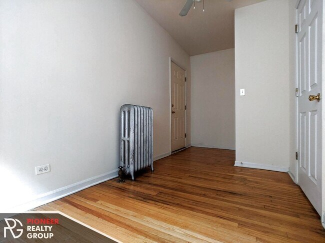 Building Photo - 910 W Dakin St