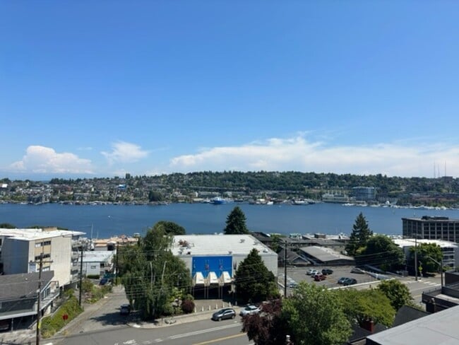 Building Photo - Ideally Located Seattle Open 1 Bed Unit w/ Breathtaking Views!