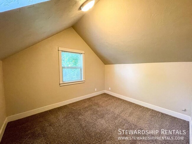 Building Photo - 5 Bd Close to Campus!